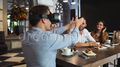 有虚拟现实的人在建筑工地上耳机。 这位女士向一群建筑师和工程师展示